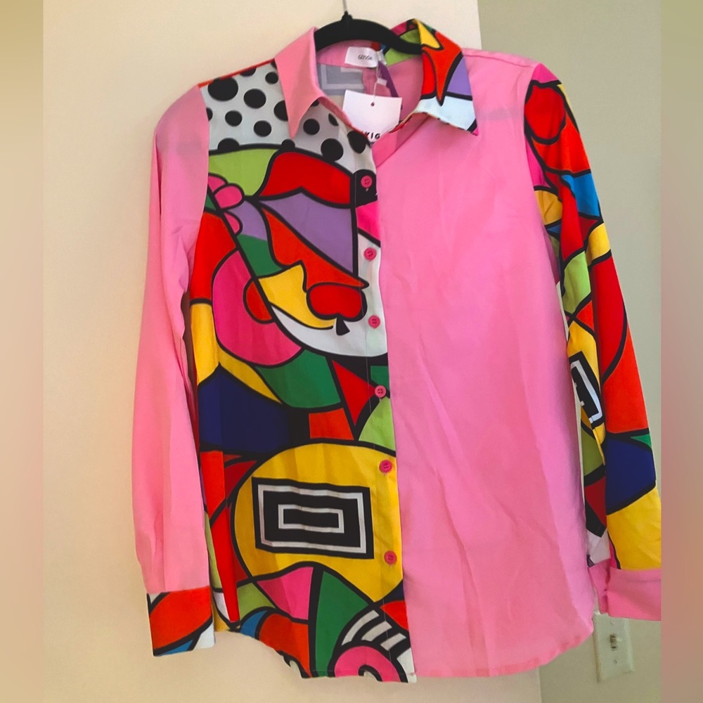 BRIGHT BUBBLEGUM PINK COLLARED BUTTON DOWN BLOUSE WITH GEOMETRIC POP ART PRINT